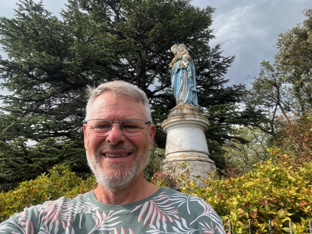 Maria en Jezus kijken uit over rivier de Lot vanuit Mercués