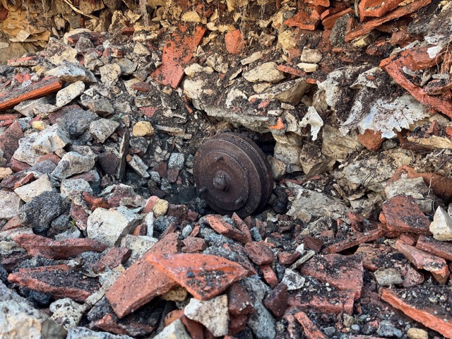 We hadden veel verwacht te vinden, maar een complete as van een auto?